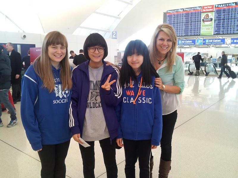 Mackenzie+Yaeger%2C+senior%2C+and+her+mother+say+goodbye+to+their+Korean+students+at+the+airport.