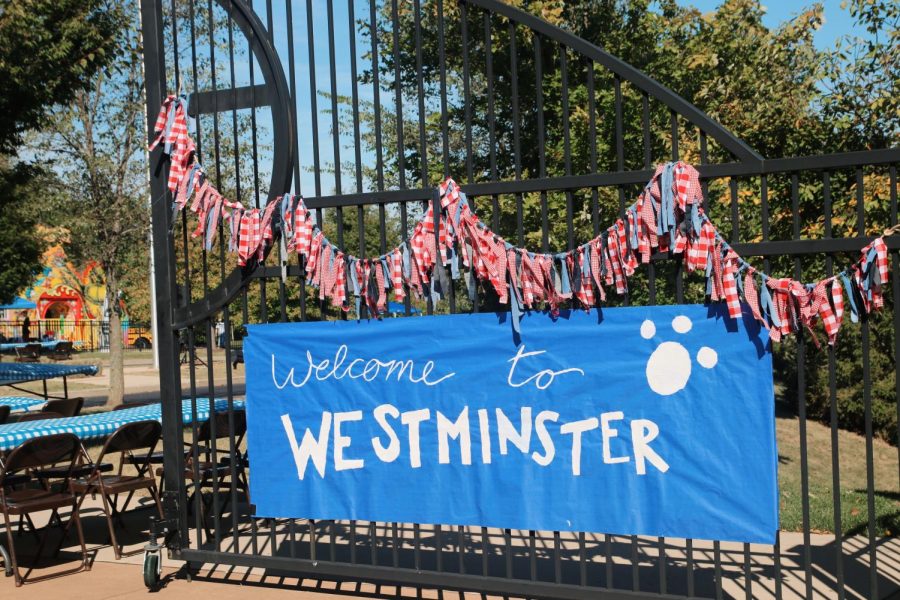 When visitors walked into the plaza, they were greeted by a sign welcoming them in.