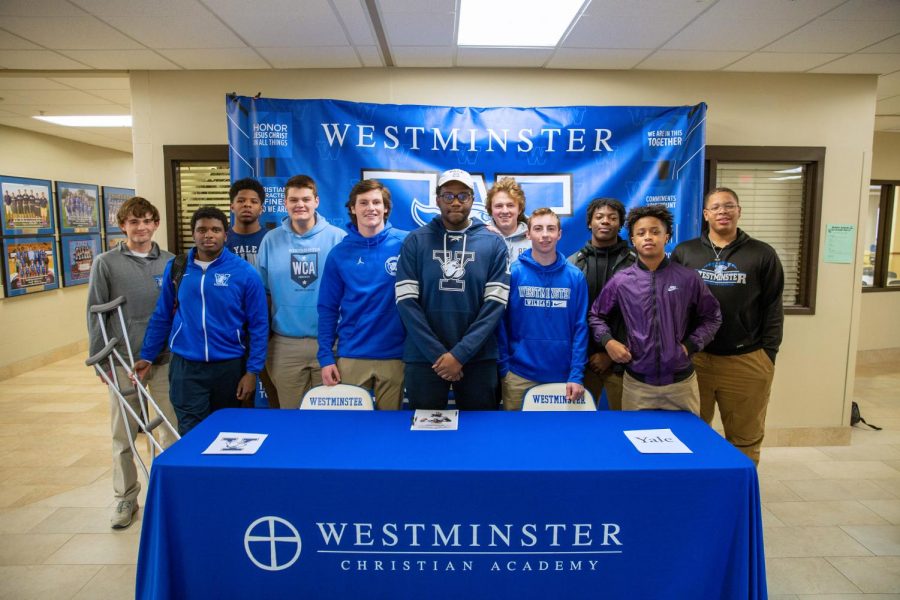 Bennie+Anderson+signed+his+NLI+with+his+football+teammates+by+his+side.