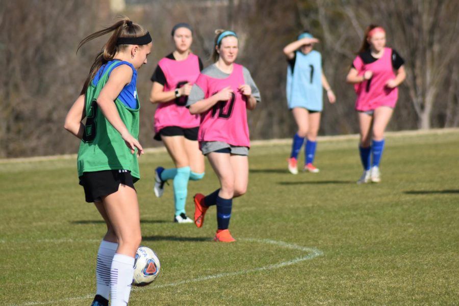 Grace+Clement+dribbles+the+ball+up+the+field+during+a+scrimmage.