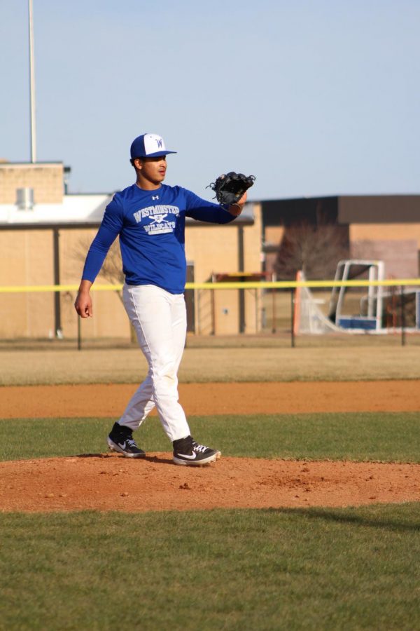 Nick Moten catches a ball in an intersquad game.