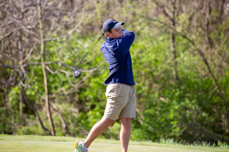 Jack+Woodlridge+watches+his+drive+find+the+fairway.