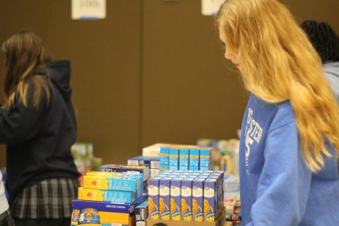 Students organize food items for ITSOG.