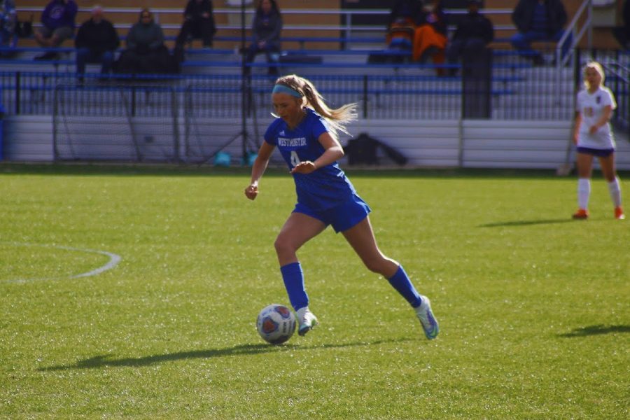 Ava Gibeaut dribbles through defenders and carries the ball up the field.